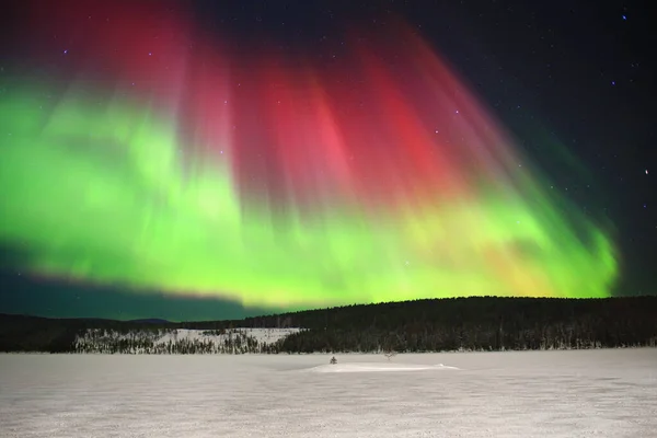 Vörös Zöld Aurora Felett Fagyasztott Észak Svédországban — Stock Fotó