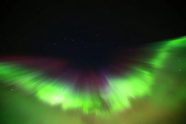 Πράσινος Και Μωβ Σχηματισμός Σέλας Στον Έναστρο Ουρανό — Φωτογραφία Αρχείου