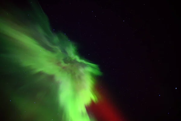 Κόκκινος Και Πράσινος Σχηματισμός Σέλας Στον Έναστρο Ουρανό — Φωτογραφία Αρχείου