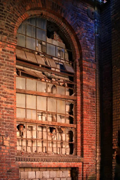 Großes Kaputtes Und Zugemauertes Fenster Einem Alten Fabrikgebäude — Stockfoto