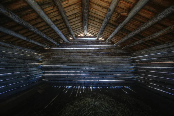 干し草を保存するために使用される小さな小屋のインテリア ストック画像