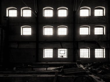 Fabrikanın eski iç duvarı. Birçok penceresi var. Siyah beyaz..