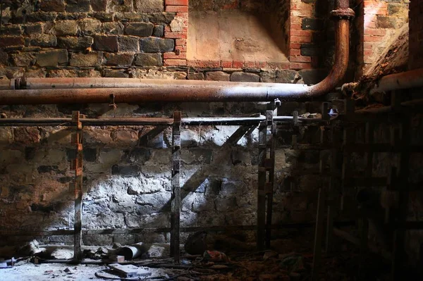 Tubos Oxidados Sótano Industrial Abandonado Oscuro —  Fotos de Stock
