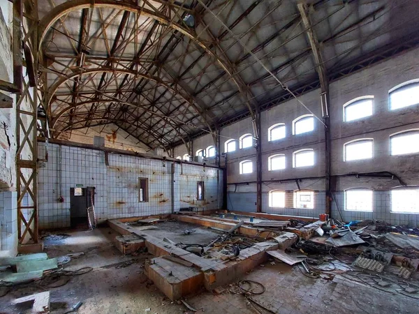 Zerstörte Fabrikhalle Mit Trümmern Und Vielen Fenstern — Stockfoto