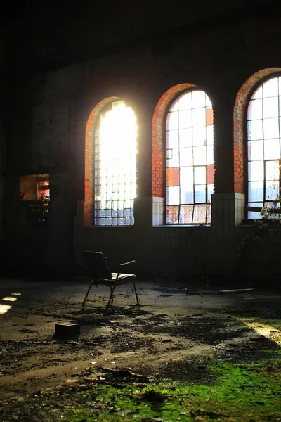 Kísérteties Fotel Egy Elhagyatott Gyárban Háttérvilágításban — Stock Fotó