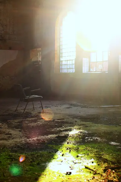 Kísérteties Fotel Túlméretezett Elhagyatott Gyár Belsejében Háttérvilágítással Fáklyákkal — Stock Fotó