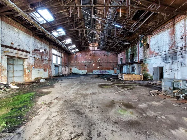 Zentralperspektive Auf Zerstörte Fabrikhalle Mit Trümmern — Stockfoto