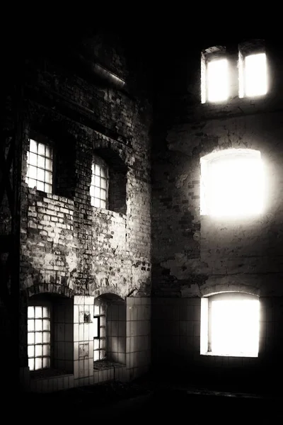 Starý Interiér Továrny Okny Propouštějícími Dovnitř Jasné Sluneční Světlo Černobílý — Stock fotografie