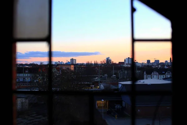 Pohled Přes Rozbité Okno Chybějícími Skly Uprostřed Města Magdeburg Německo — Stock fotografie