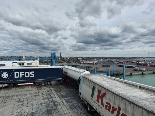 Trelleborg Svezia Aprile 2023 Camion Rimorchi Aspettano Nel Porto Traghetti — Foto Stock