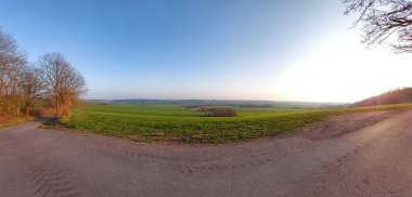 Orta Almanya 'daki tarlaların ve çayırların üzerinden bak.