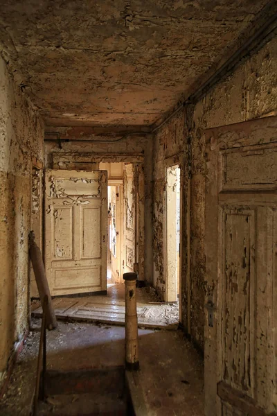 Couloir Abandonné Avec Peinture Écaillant Des Murs — Photo