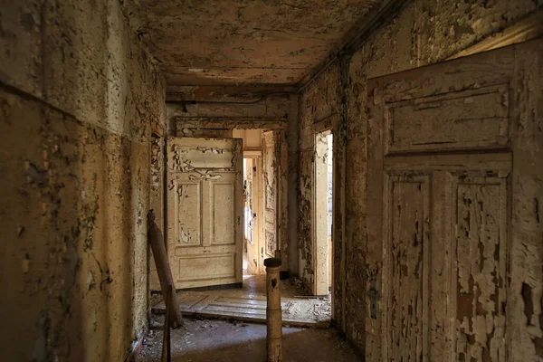 Couloir Abandonné Avec Peinture Écaillant Des Murs — Photo