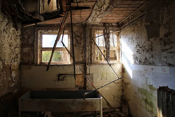 Salle Toilettes Ruine Dans Bâtiment Abandonné — Photo