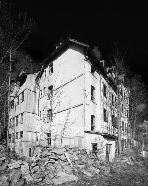 Preto Branco Tiro Edifício Arruinado Com Céu Escuro — Fotografia de Stock