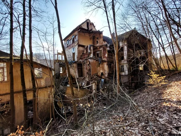 Einsturzgefährdetes Gebäude Wald Deutschland — Stockfoto