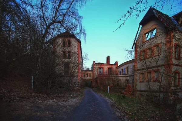 Entrada Para Longo Sanatório Histórico Abandonado Alemanha Entardecer — Fotografia de Stock