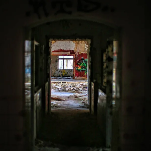 Koridor Enkaz Duvar Yazılarıyla Issız Bir Salona Açılıyor — Stok fotoğraf