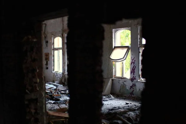 瓦礫と開いた窓で満たされた放棄された部屋 — ストック写真