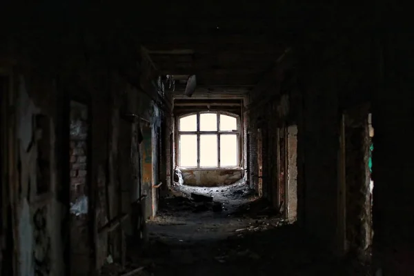 Terk Edilmiş Koridorun Sonunda Parlak Bir Pencere Var — Stok fotoğraf