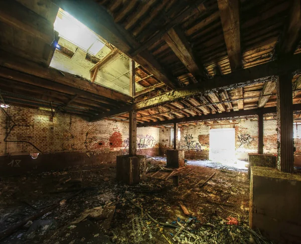 Interior Edificio Almacenamiento Abandonado Con Luz Natural Brillante Procedente Del —  Fotos de Stock