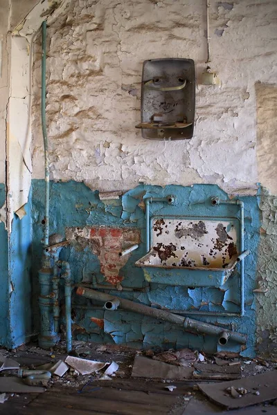 Cuenca Oxidada Tuberías Edificio Abandonado Con Pared Pintada Azul —  Fotos de Stock