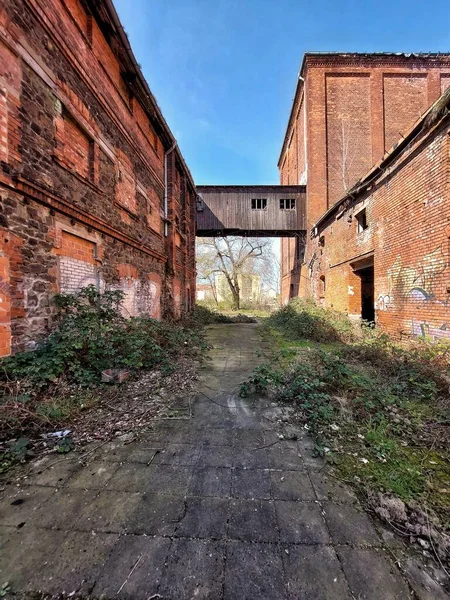Passage Zwischen Zerstörten Fabrikgebäuden Mit Holzüberführung — Stockfoto