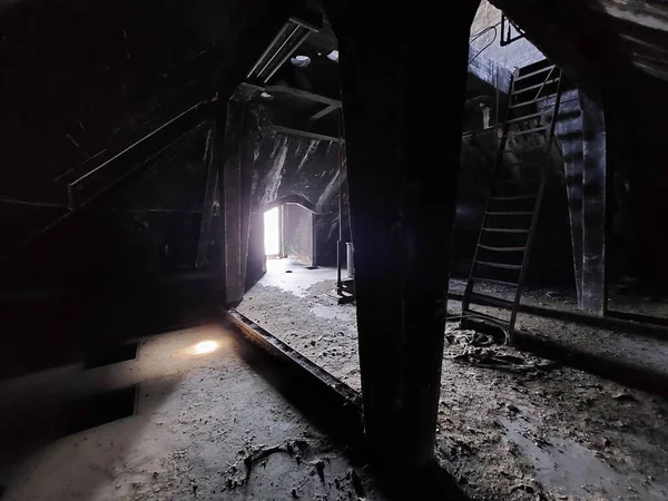 Quarto Escuro Assustador Num Edifício Abandonado — Fotografia de Stock