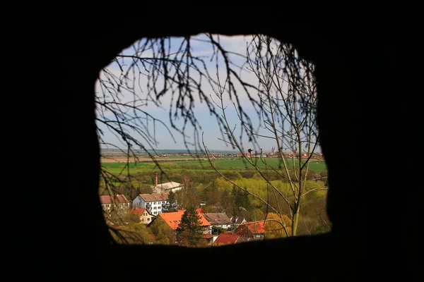 Uitzicht Door Het Gat Van Een Grotwoning Bij Langenstein Het — Stockfoto