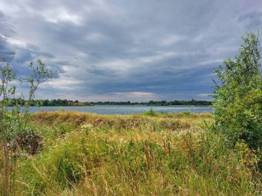 Almanya 'da koyu yağmurlu ve güneşli Lakeside.