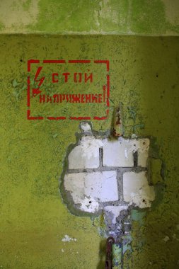 Issız bir duvardaki Rus uyarısı: dur - voltaj!.