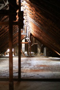 Büyük bir binanın eski ve terk edilmiş tavan arası..