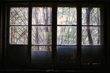 Terk edilmiş bir binanın metal ızgara penceresi.