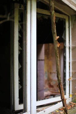 Cam kırıklarıyla kırık ve açık pencere..