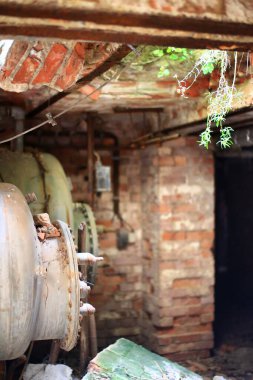 Terk edilmiş bir binanın bodrumunda kullanılmayan depolama tankları.