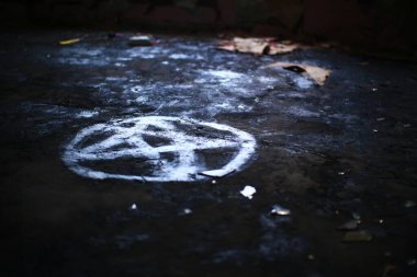 Kirli odanın zeminine çizilmiş basit bir pentagram..