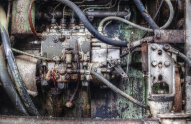 Tamir edilmesi gereken eski bir traktörün yağlı yakıt pompası..