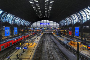 HAMBURG, ALMANY - 15 Temmuz 2024: Hamburg merkez istasyonu sabahın erken saatlerinde yolcu ve trenlerle doludur..