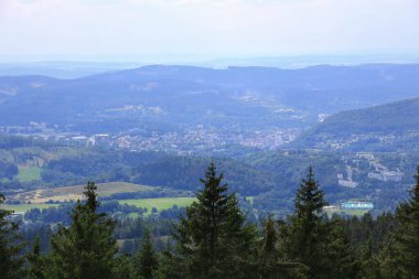 Vadi ve kasaba manzarası Orman tepeleri ve uzak dağlarla çevrili Suhl.