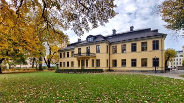 Scheffler Sarayı, Stockholm Parkı 'nda sonbahar ağaçlarıyla sakin bir bahçesi ve tarihi bir cazibesi var..