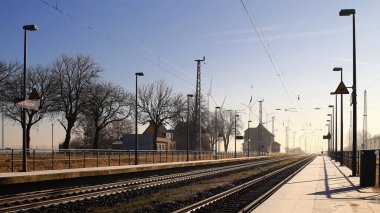 Soldaki tabelada yazan Klein Bunzow kırsal Alman tren istasyonu platformu..