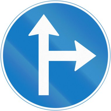 Uganda 'da düzenleyici yol işareti - İleri ya da Sağa Dön.