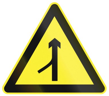 Çin 'de yol işareti - Solda trafik birleştiriliyor.