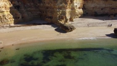 Praia da Marinha Algarve Portekiz Marinha Plajı Uçan Uçan Uçuşlar uçurum manzaralı Kuşlar