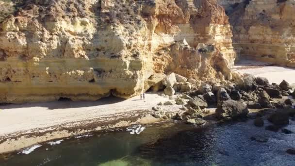 Фабья Маринья Алгарве Португалия Marinha Beach Aerial Flyaway Cliffside View — стоковое видео