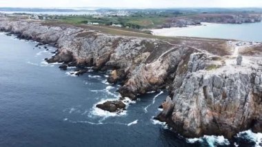 Le Tas de Pois Camaret-sur-Mer, Fransa Aux Bretons Anıtı 'na yakın kıyıya doğru uçan güzel hava manzarası