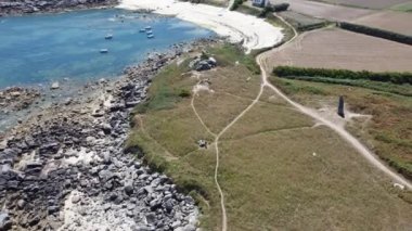 Menhir de Cam-louis, Fransa 'nın sahil kenti Plouescat yakınlarında kıyı burnu. 360 hava görüntüsü