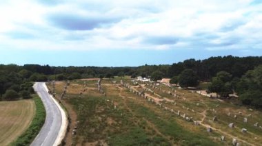 Carnac France 'daki Kermario Müttefikleri. Dolmen de Kermario. Kermario hava görünümünün hizalamaları