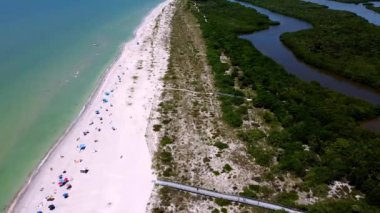 Captiva Adası 'nın yanındaki Sanibel Adası' nda güzel kumlu plaj manzarası var. Balık, tekne ve yüzmek için güzel bir yer.