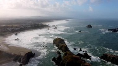 Coquille Point Oregon Adaları Ulusal Sığınak Pasifik Sahil Otoyolu İHA görüntüsü sabahın erken saatlerinde sisli bir arkaplanla çekildi
